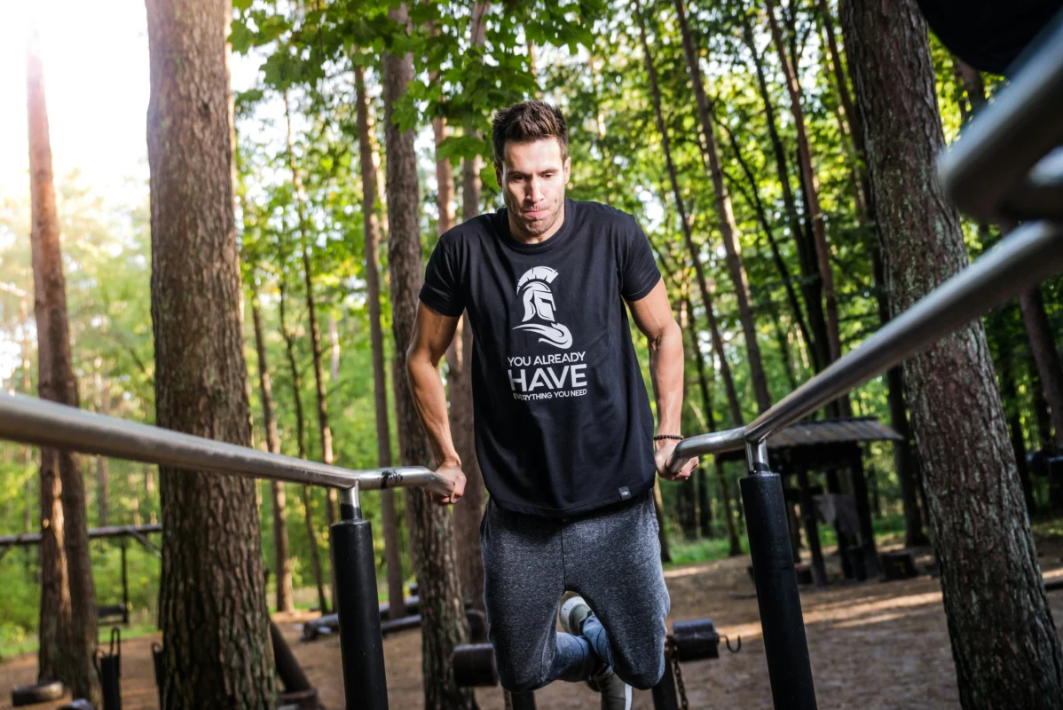 Image of a man wearing a T-shirt XLT, showcasing the perfect fit and style.